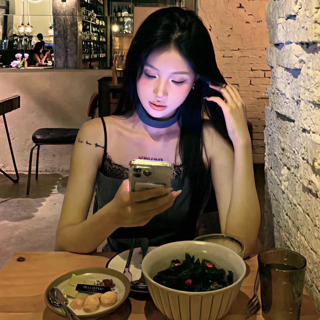 你一个企业家，亲自给顾客开车门